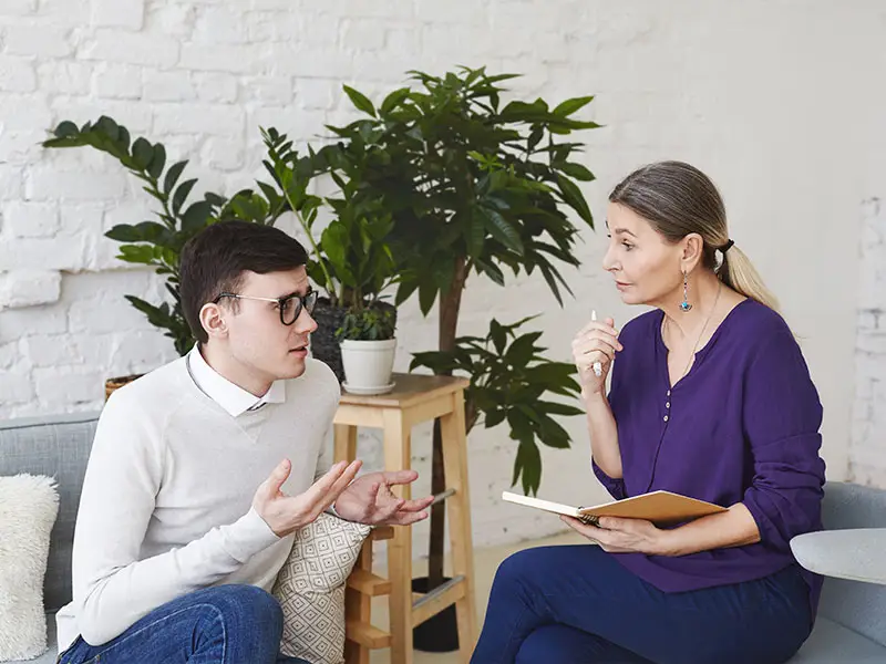 Psiquiatra orientando paciente sobre o uso seguro de remédios para ansiedade, esclarecendo dúvidas sobre dependência.